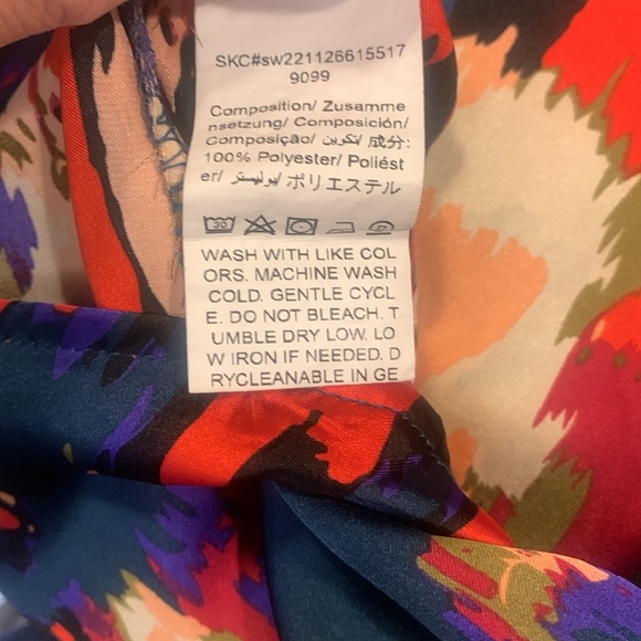 Ladies size Medium gently worn abstract floral top - Picture 5 of 5